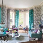 Innenwohnzimmer mit Tapete in den Blumen