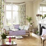 Blumenvorhänge in einem rustikalen Wohnzimmer