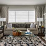 Wohnzimmerdesign mit einem Sofa am Fenster