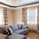 Ecksofa im Wohnzimmer mit zwei Fenstern