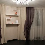 Offene Regale zur Dekoration an der Wohnzimmerwand