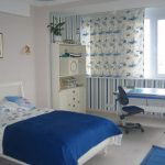 σύντομες κουρτίνες στο περβάζι παραθύρων στις ιδέες φωτογραφιών υπνοδωματίου