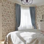 rideaux et tulle sur la corniche de plafond