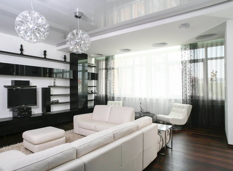 Rèm cửa bằng vải bông trong phòng khách rộng rãi.