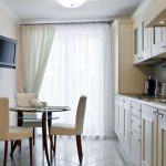tende del velo nella lunga cucina