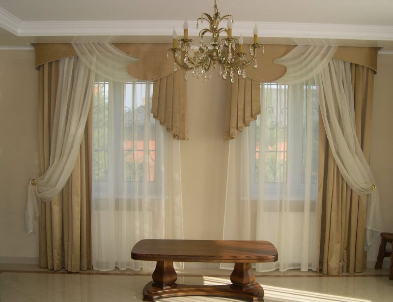 Conception symétrique de deux fenêtres dans le hall d'une maison de campagne