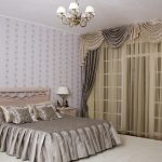 rideaux sur la corniche de plafond pour une chambre avec balcon