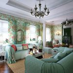 rideaux sur la corniche de plafond sous le papier peint