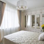 rideaux sur la corniche de plafond de style classique