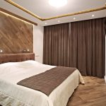 rideaux au plafond corniche marron