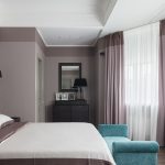 rideaux gris sur la corniche de plafond
