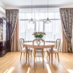 rideaux sur la corniche de plafond dans le hall