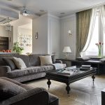 rideaux sur la corniche de plafond de style classique