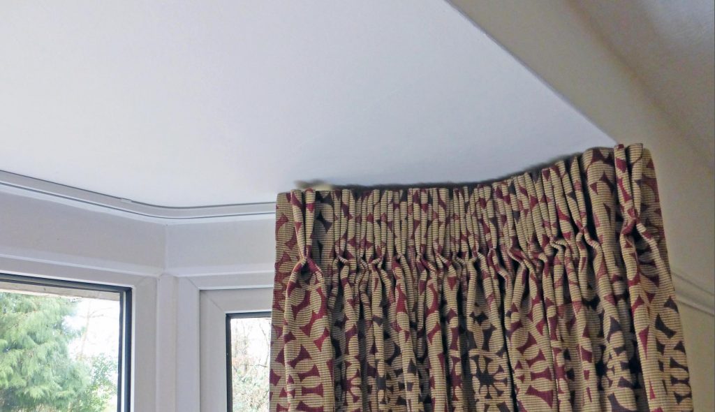 rideaux sur la corniche de plafond