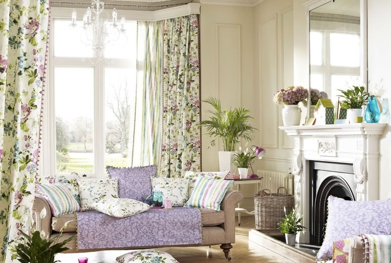 Salon lumineux avec des fleurs sur les rideaux