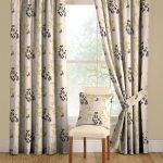 Rideaux avec des pétales et des fleurs et un oreiller du même tissu