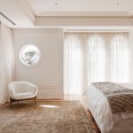 rideaux à l'intérieur de la chambre