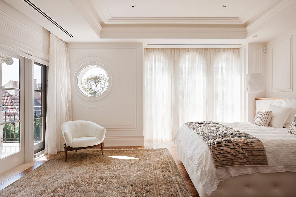 rideaux blancs dans la chambre