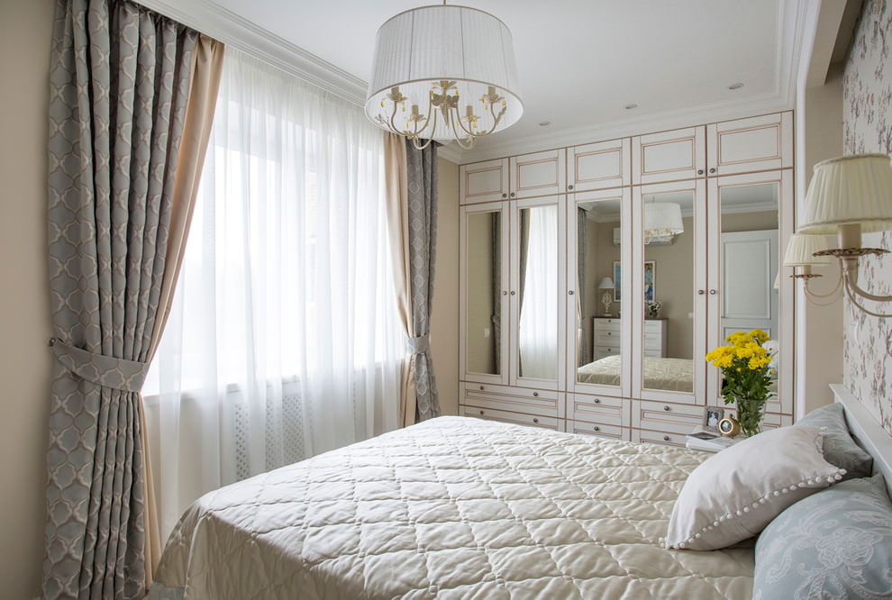 rideaux à l'intérieur de la chambre à coucher classique