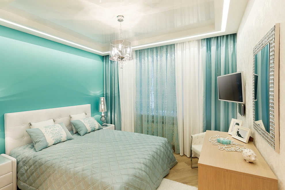 rideaux dans la chambre avec un plafond tendu