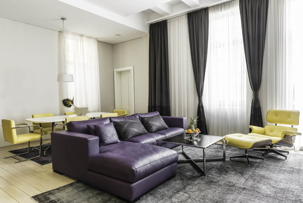 Rideaux noirs dans le style minimaliste du salon
