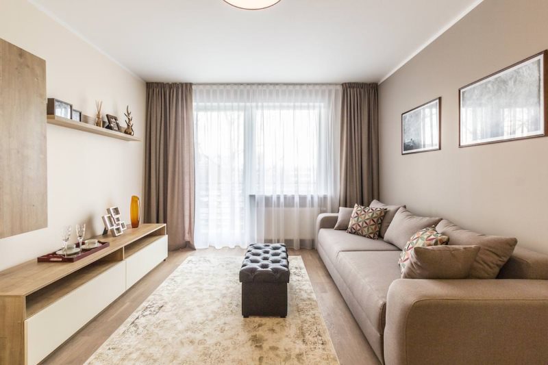 Rideaux droits à l'intérieur du salon d'un appartement en ville