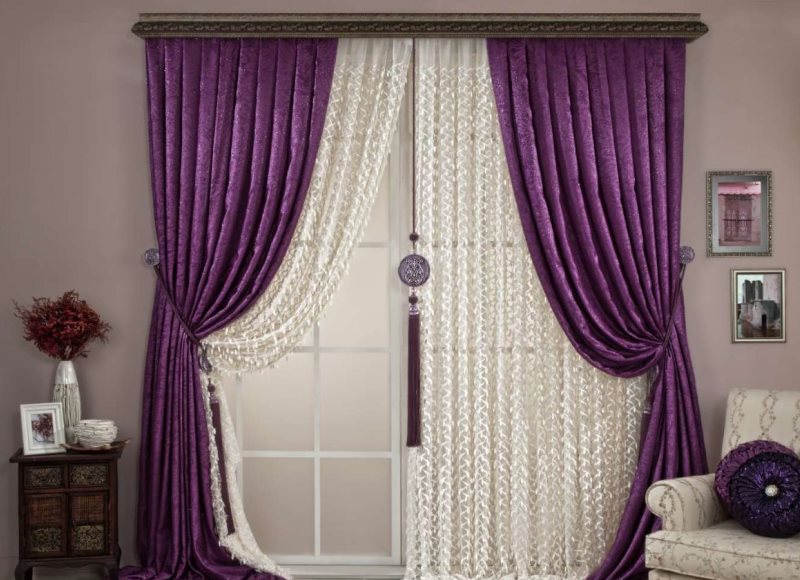Rideaux violet foncé sur la porte du hall