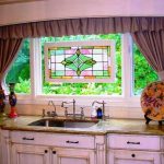 rideaux avec lambrequin dans la cuisine
