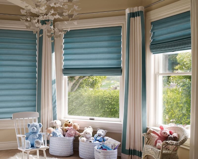 Rideaux romains bleus dans la chambre des enfants