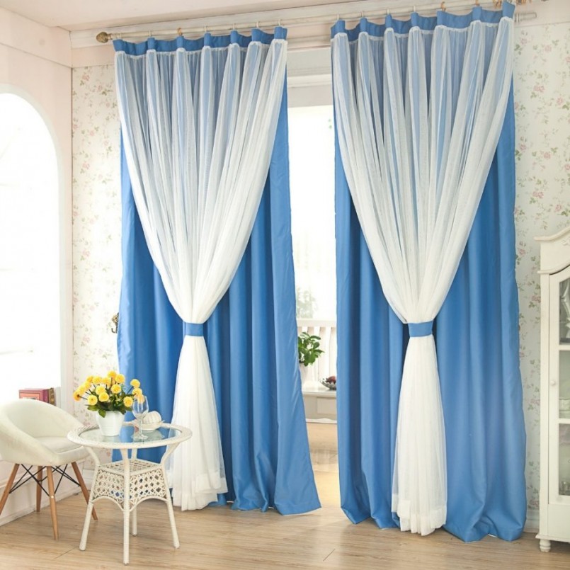 Tulle blanc sur un rebord avec rideaux bleus