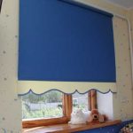 Store bleu avec décor de cuisine
