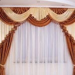 La combinaison de beige et marron pour de beaux rideaux et lambrequin
