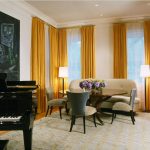 Rideaux jaunes dans le salon avec un piano à queue