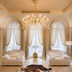 Salon intérieur avec fenêtres cintrées
