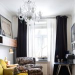 Lustre en plastique blanc au plafond dans le hall