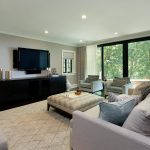 Grand salon design aux couleurs pastel.
