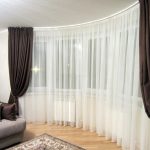 Voile brillant sur la fenêtre de la baie vitrée dans un appartement de la ville