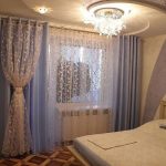 Plafond à plusieurs niveaux à l'intérieur de la chambre