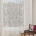 Tulle de coton avec ornement brodé