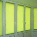 Stores solaires sur des fenêtres séparées