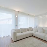 les rideaux modernes dans le hall sont blancs