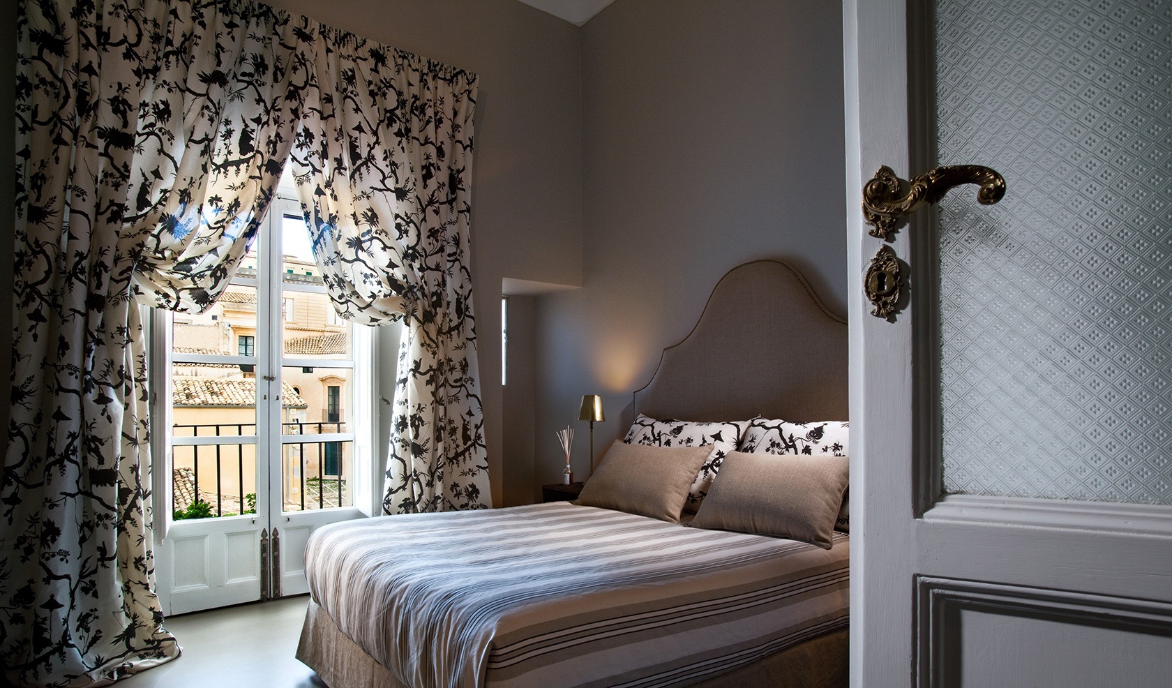 chambre à coucher avec rideaux de balcon