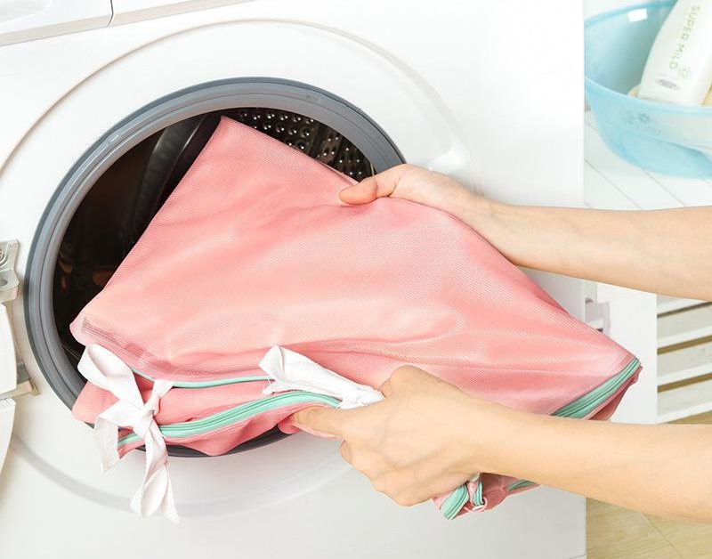 Washing yellowed tulle in a special bag