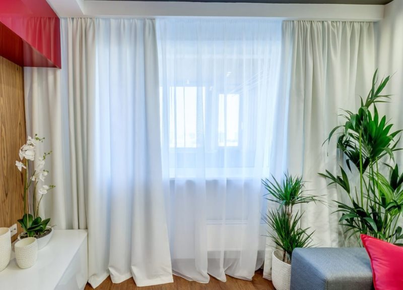 Décoration de fenêtre avec de légers rideaux monochromes