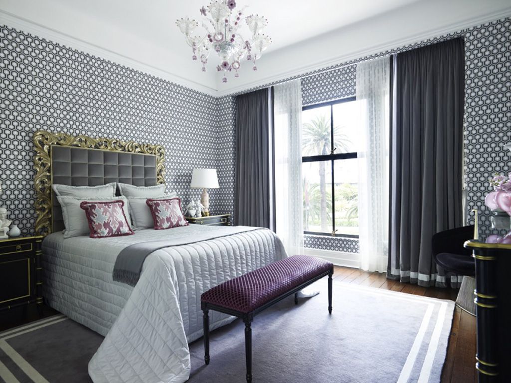 Rideaux simples sur la fenêtre dans la chambre