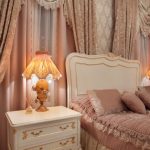 porte-rideaux dans la chambre