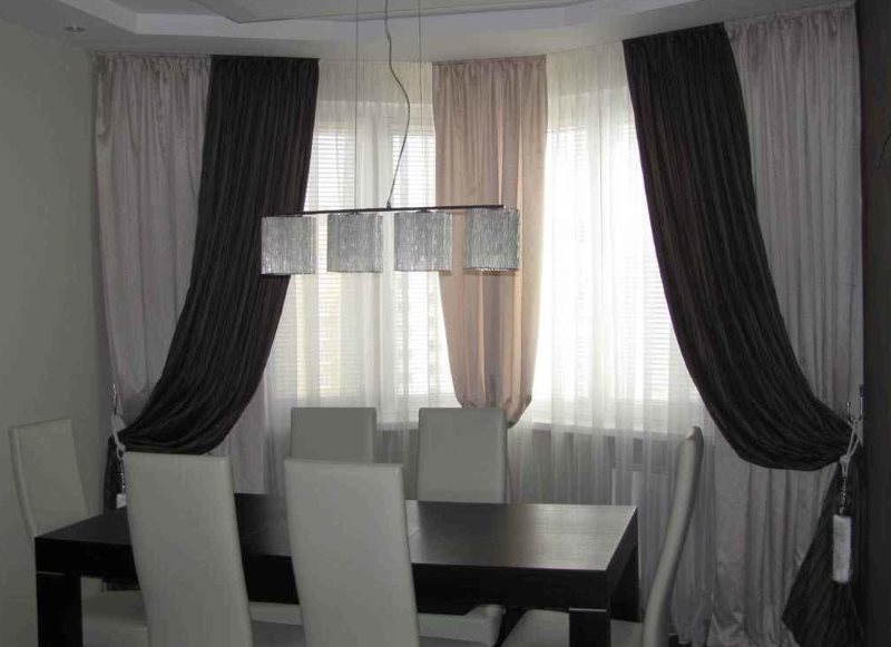 Trang trí cửa sổ phòng khách bằng rèm cửa dày bằng vải màu khác nhau