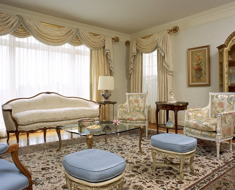 Rideaux beiges avec lambrequin jumelé avec tulle blanc sur les fenêtres dans le hall
