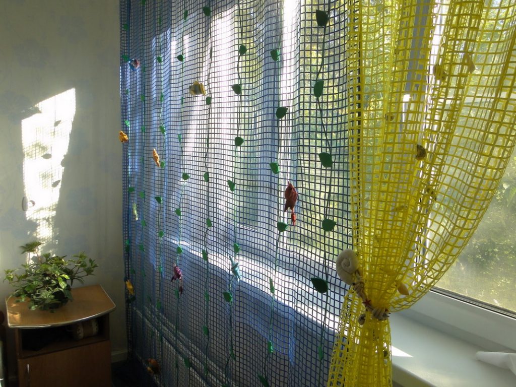 Tulle de couleur avec de grandes cellules carrées