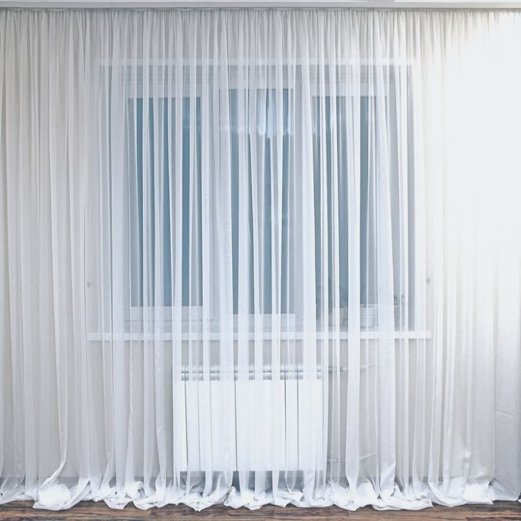 Le contenu moyen de tulle sur la corniche dans le hall